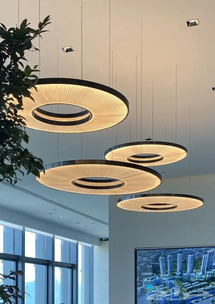 متخصصون في جميع انواع اضاءة داخلية وخارجية ضمن مواصفات عالية 7