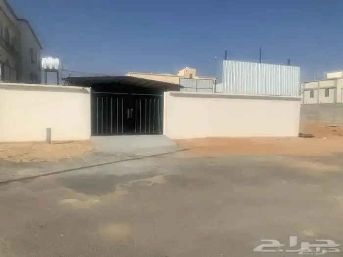 فرصة للايجار مبنى تجاري سكني قائم بمساحة 741 متر 9