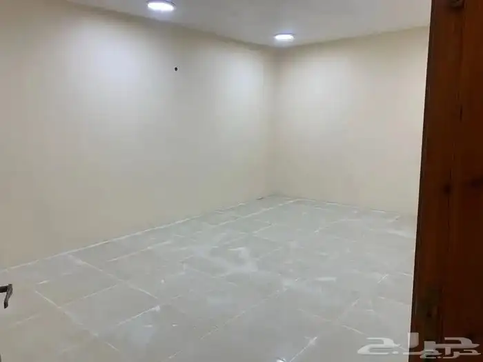 فرصة للايجار مبنى تجاري سكني قائم بمساحة 741 متر 4