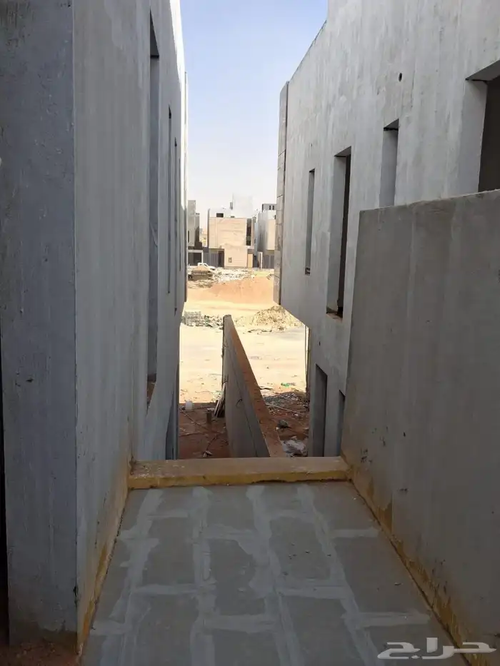 للبيع فلل جديده قيد التشطيب بحي الرمال 13