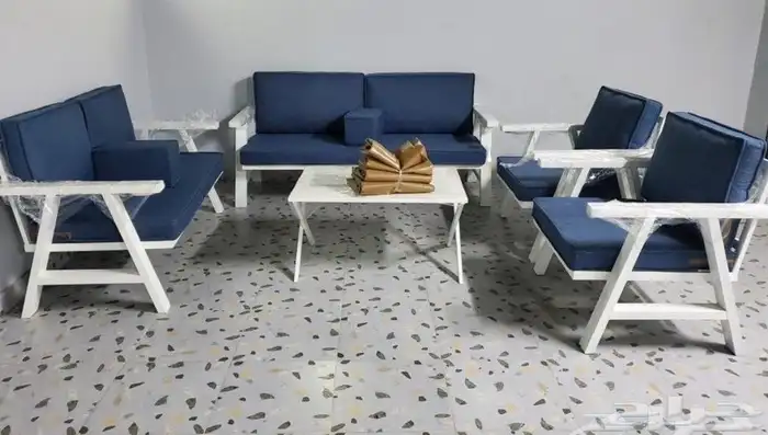 في كراسي حديد خشب كله في بلاستيك في 7