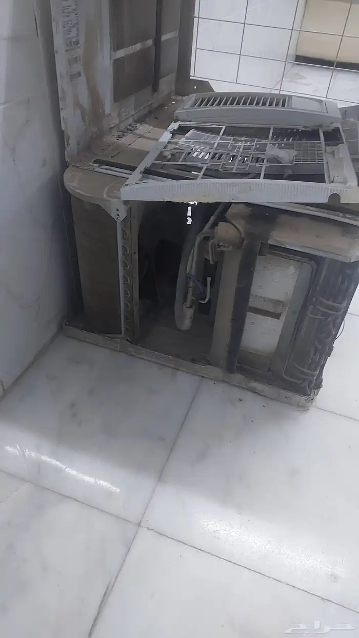 مكيف شباك وسرير حديد 1