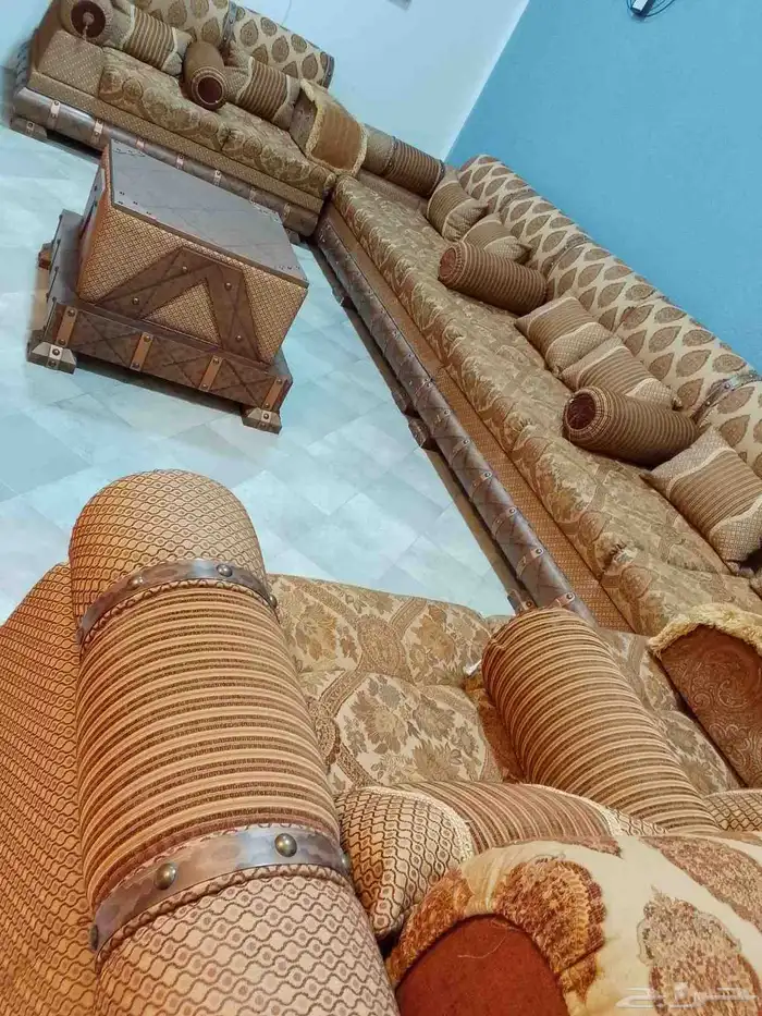 كنب نظيف لايوجد به اي عيوب مع طاوله و ركنيه 2