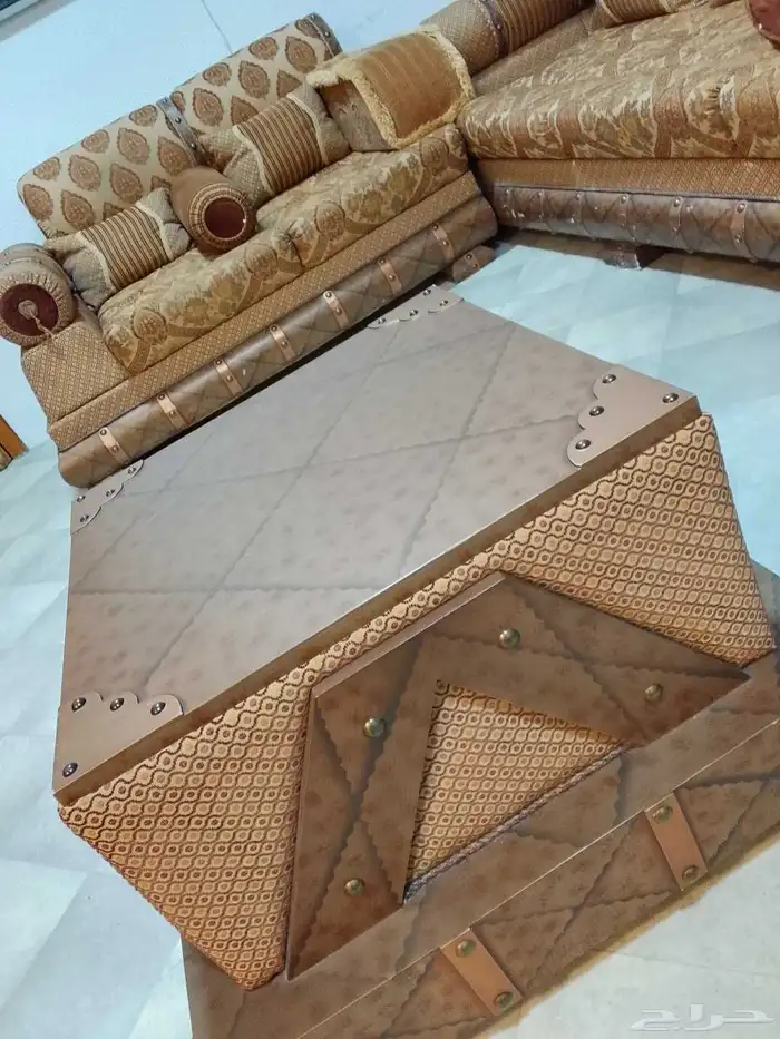 كنب نظيف لايوجد به اي عيوب مع طاوله و ركنيه 0