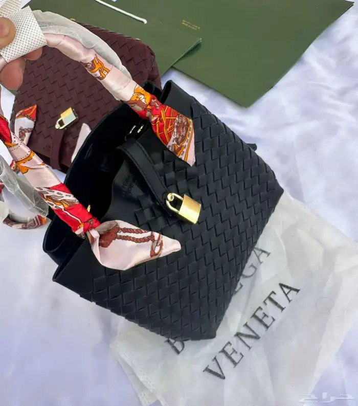 شنط شانيل وشنط من ماركات متنوعه 13