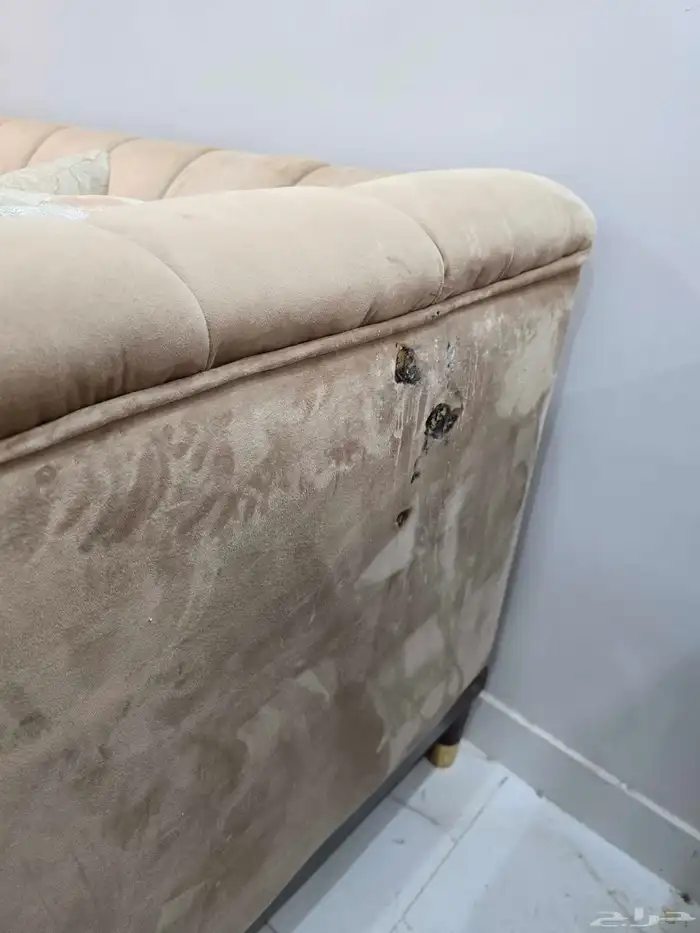 كنب للبيع مخمل فيه حرق بين الكنبتين الطويله 0