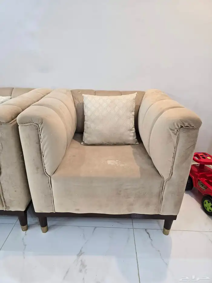 كنب للبيع مخمل فيه حرق بين الكنبتين الطويله 6