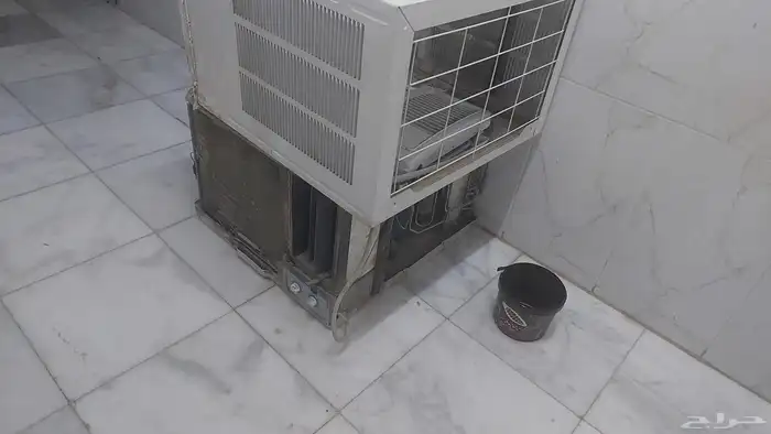 مكيف شباك وسرير حديد 0