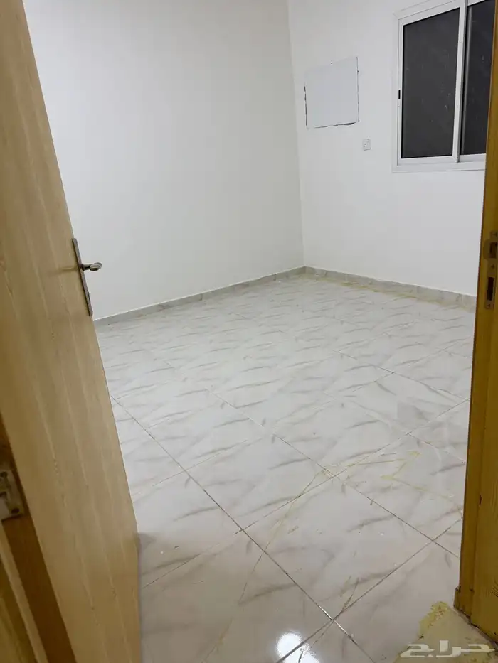 للايجار شقة مع سطح حي الرمال 0