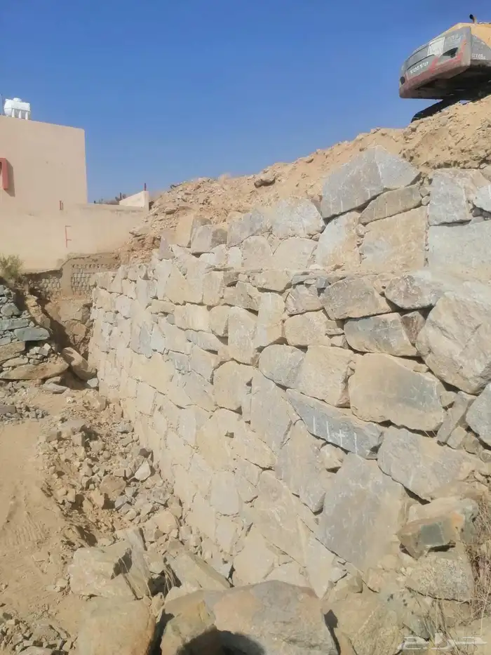 لدينا جميع المعدات للقص والترحيل وبنا المرافي 0