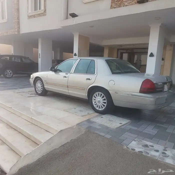 للبيع فورد جراند ماركيز موديل 2011 4