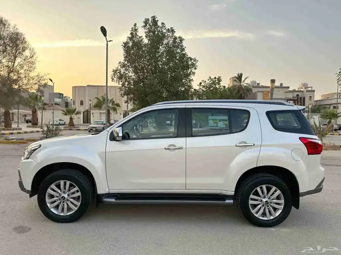 ايسوزو MUX 2020 8
