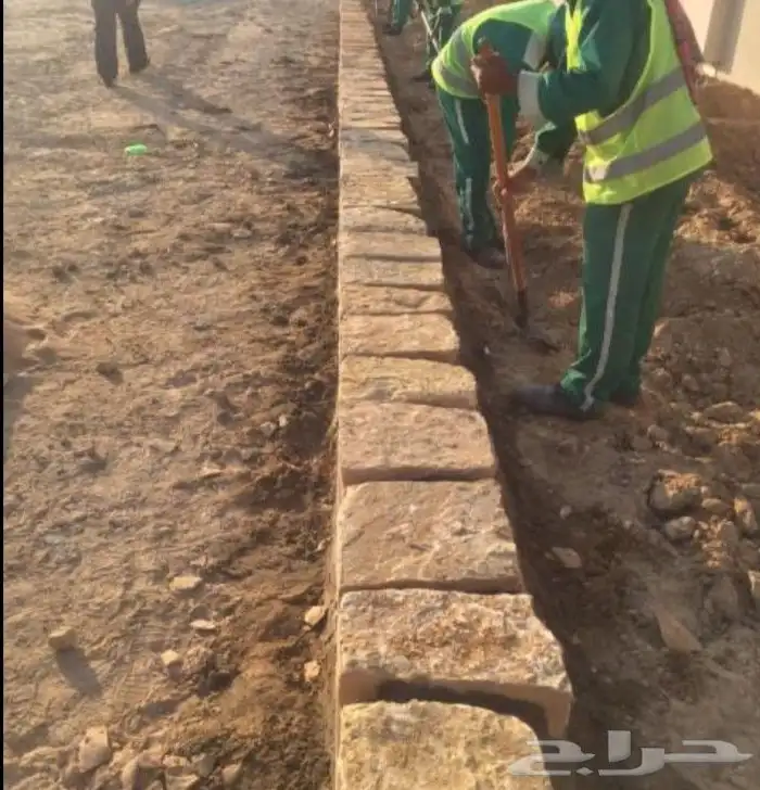 بنا الحجر الطبيعي وتركيب اسياج الشبوك وزراعة النخيل 1