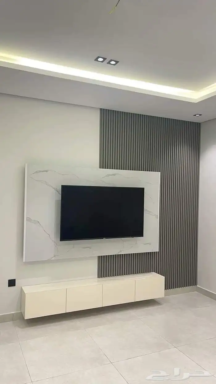 بروز شاشه مع بديل خشب طاوله 1