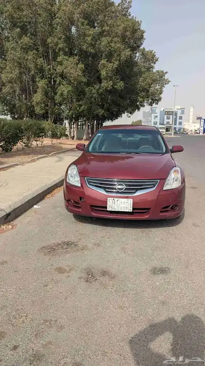 سيارة التيما 2010 بحالة ممتازة 1