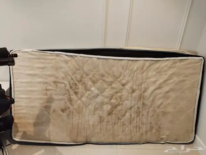 سرير من ايكيا بالمرتبه بحاله جيده و 3 طاولات صغيره و جهاز ري 3