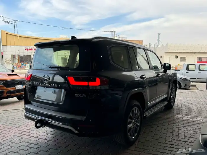 تويوتا لاندكروزر GXR.L4 اسود بنزين سعودي لوحات .2025 1