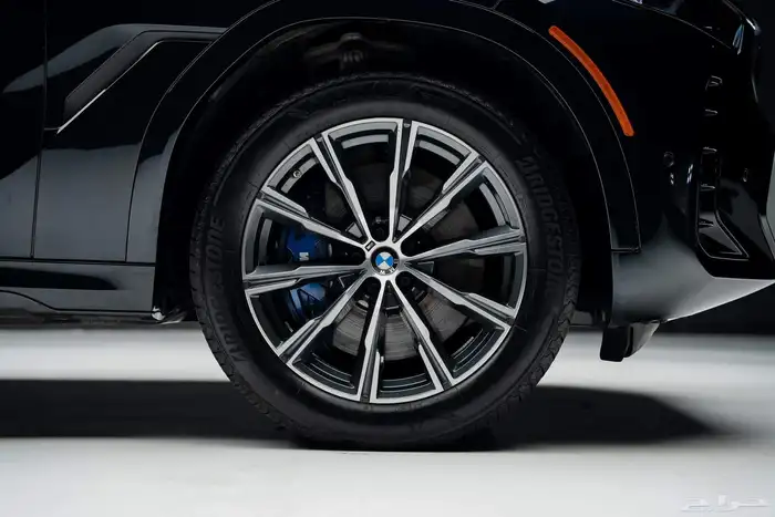 BMW X6 M60i V8 turbocharged 2025 40