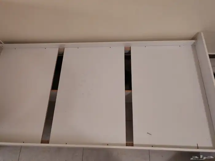 سرير من ايكيا بالمرتبه بحاله جيده و 3 طاولات صغيره و جهاز ري 1
