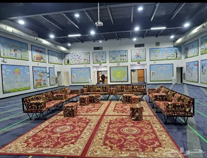 خيام أوروبية كراسي طاولات شاشات صوتيات جلسات شعبية 4