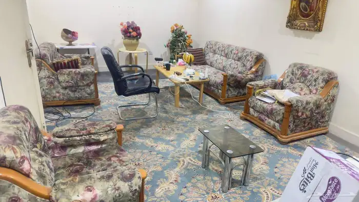 أغراض للبيع ( دولاب دلفتين حديد و 4 ضلف خشب وانترية وسرير ) 0