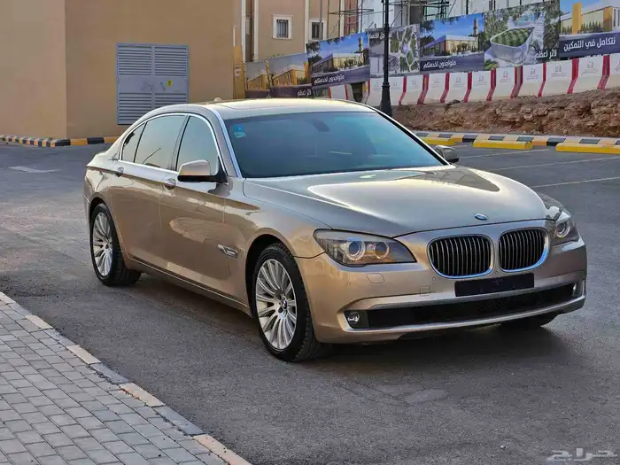 BMW 730 - 2010 مخزن بحالة الوكالة 1