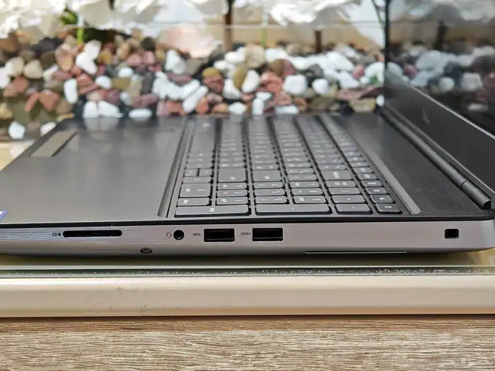 Dell Precision 7560   محطة عمل احترافية بذاكرة 64GB وتخزين 1 7