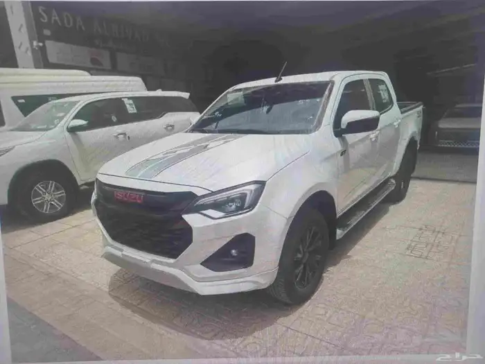 متوفر بمعرض الشفاء بجدة جميع شاحنات ايسوزو وجيب ام يو اك اكس 5