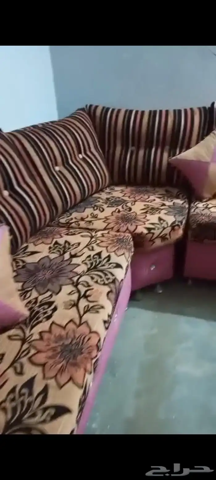 كنب وثلاث طولات وحده كبيره وثنين صغار الكنب ما شاء الله فنان 2