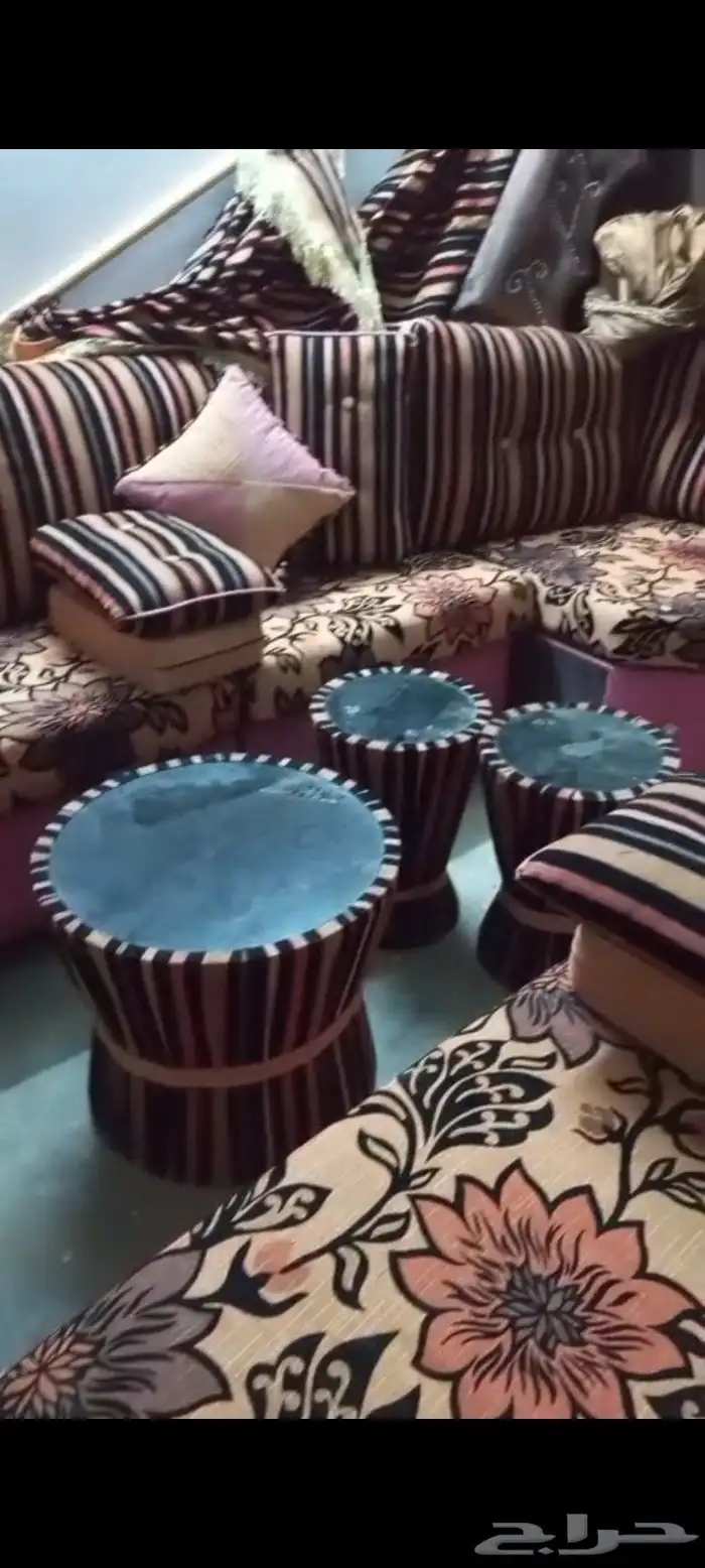 كنب وثلاث طولات وحده كبيره وثنين صغار الكنب ما شاء الله فنان 0