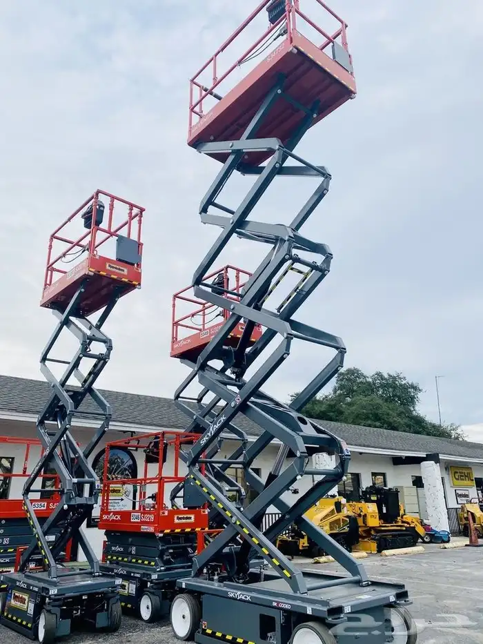 تاور لايت انارات رافعات شوكية هيدروليكية تلسكوبيه للايجار 6