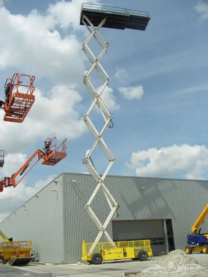 تاور لايت انارات رافعات شوكية هيدروليكية تلسكوبيه للايجار 34