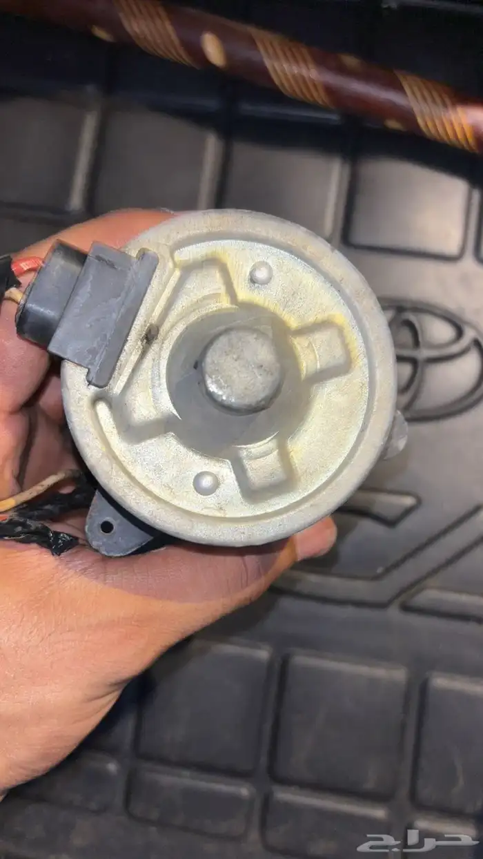 للبيع اثنين قلوب مراوح تويوتا كامري 2006 مستخدمه نظيفه.الت 2