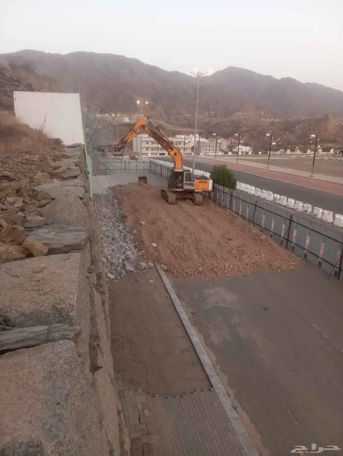 بكلين وكنبريش لقص الارضي والحجر وهدم العماير اتالفه 2