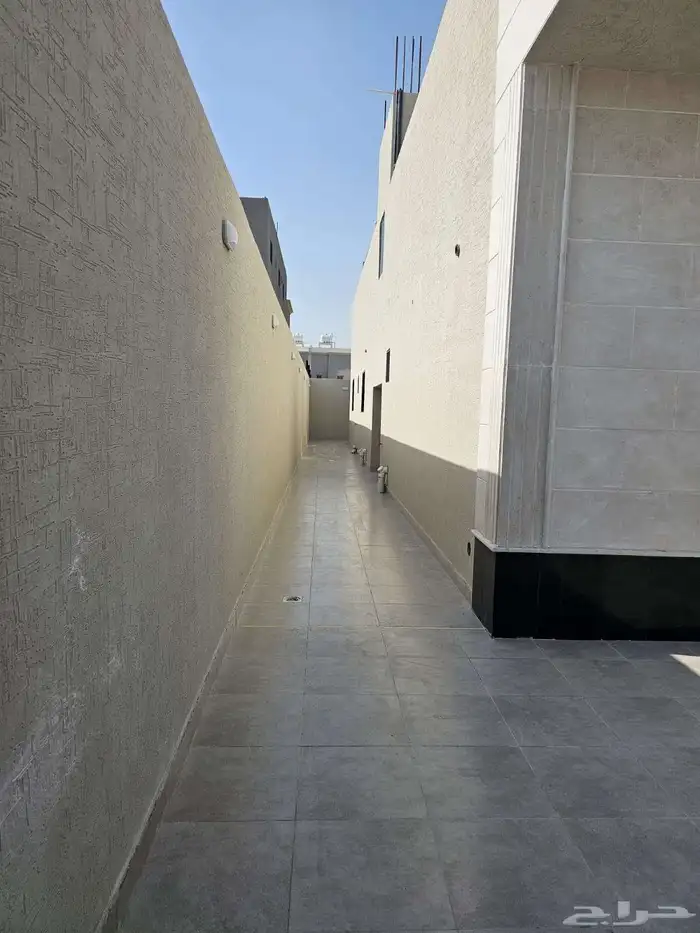 للبيع دور حي الامانة 600متر مؤسس دور وثلاث شقق مليونو650الف 23