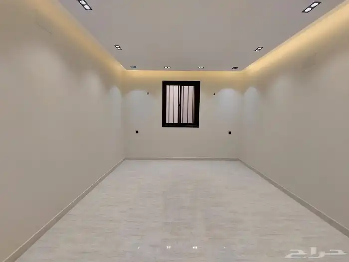 للبيع دور ثاني مع ملحق مدخل مستقل تماما بحي اليرموك قرب مطار 8