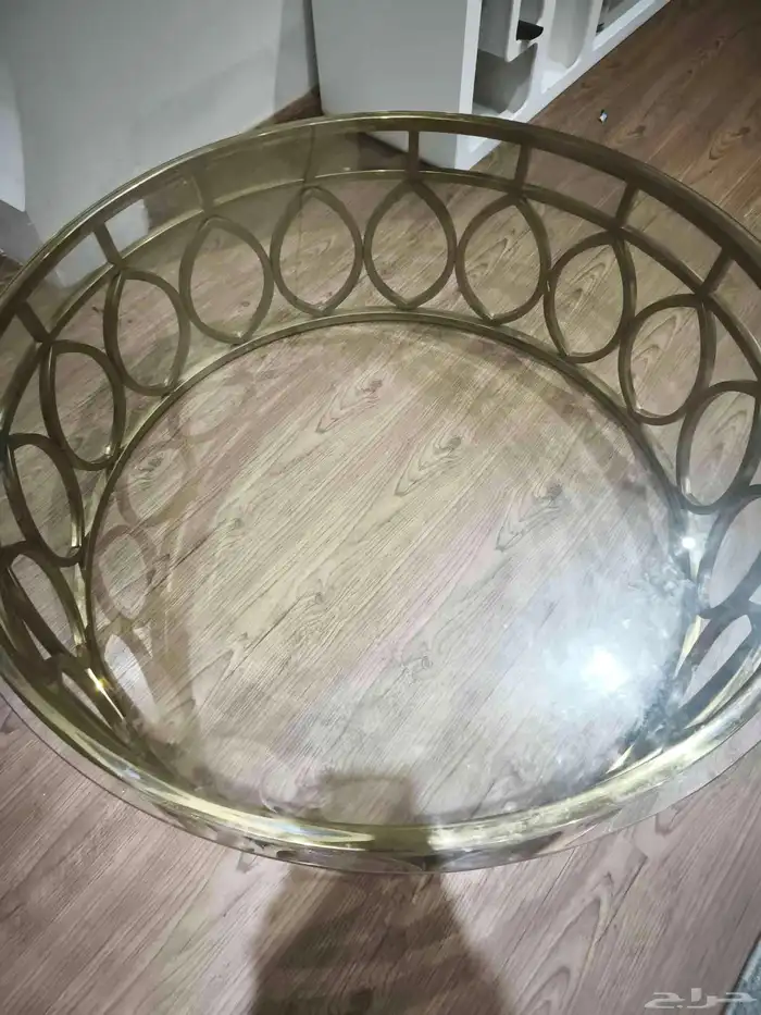 طاوله بطراز ذهبي جميل ومناسب للمجالس والصالات 1
