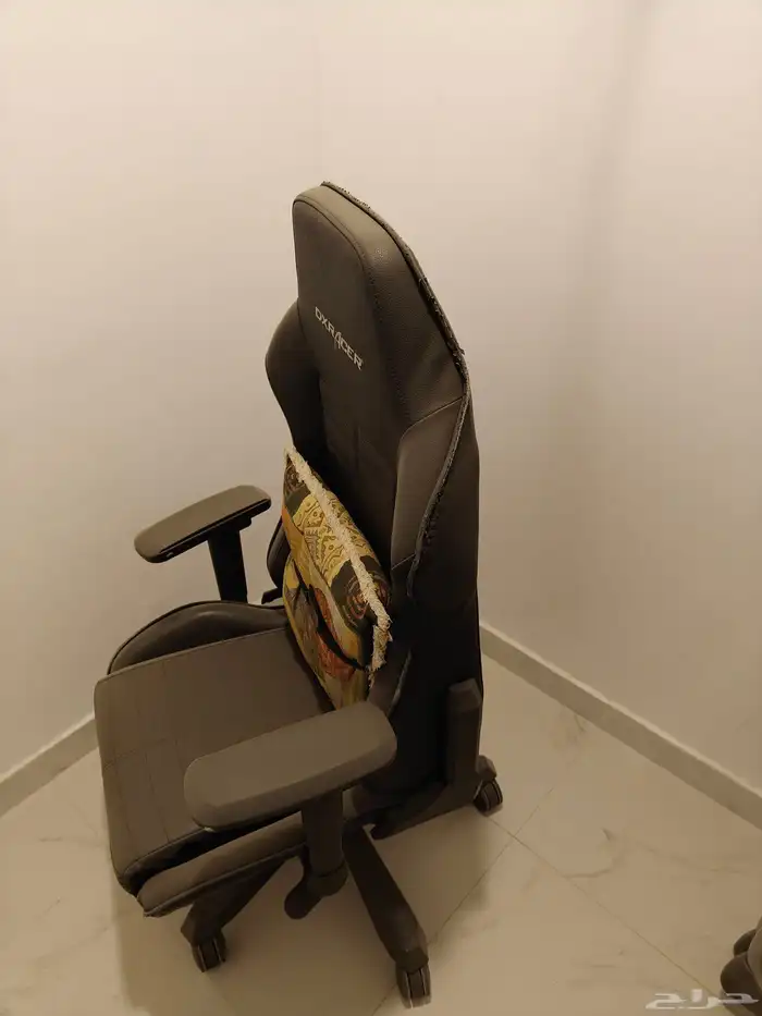 سرير اطفال وكراسي 1