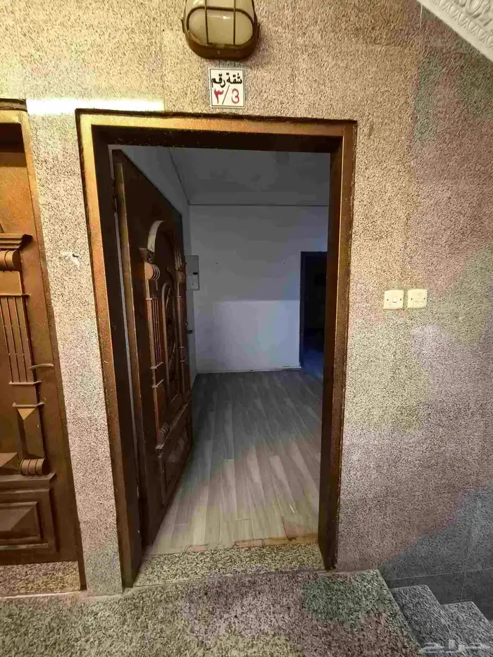 شقة 3 غرف وصالة قريبة جدا من شارع الملك عبدالله 0