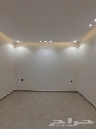 للبيع شقه دور ارضي حوش ومدخل سياره تشطيب VIP حي الضيافه 18