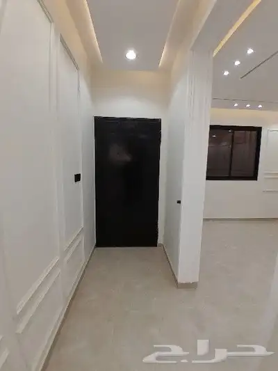 للبيع شقه دور ارضي حوش ومدخل سياره تشطيب VIP حي الضيافه 12