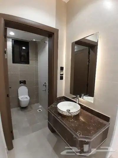 للبيع شقه دور ارضي حوش ومدخل سياره تشطيب VIP حي الضيافه 14