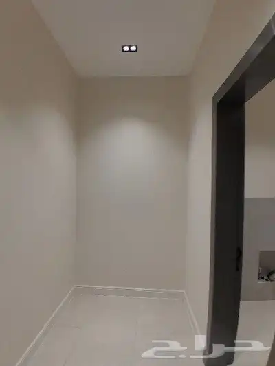 للبيع شقه دور ارضي حوش ومدخل سياره تشطيبVIPمقابل كبري المطار 9