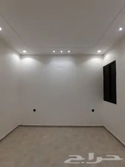 للبيع شقه دور ارضي حوش ومدخل سياره تشطيب VIP حي الضيافه 15