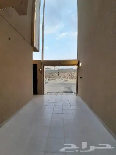 للبيع شقه دور ارضي حوش ومدخل سياره تشطيب VIP حي الضيافه 2