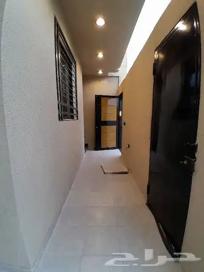 للبيع شقه دور ارضي حوش ومدخل سياره تشطيب VIP حي الضيافه 4