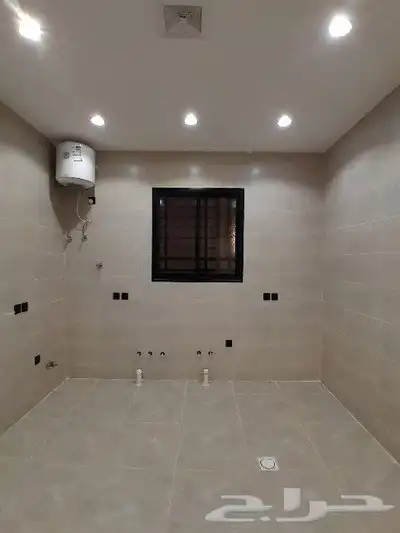 للبيع شقه دور ارضي حوش ومدخل سياره تشطيب VIP حي الضيافه 11