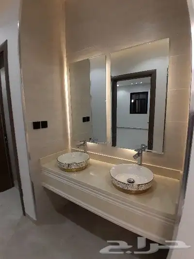 للبيع شقه دور ارضي حوش ومدخل سياره تشطيب VIP حي الضيافه 7