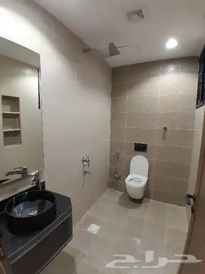 للبيع شقه دور ارضي حوش ومدخل سياره تشطيب VIP حي الضيافه 19