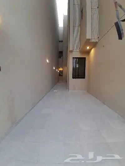 للبيع شقه دور ارضي حوش ومدخل سياره تشطيب VIP حي الضيافه 3
